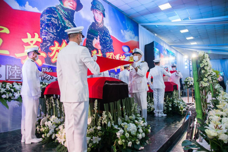 海軍為兩位殉職殉職隊員覆蓋國旗。   圖：海軍陸戰隊/提供