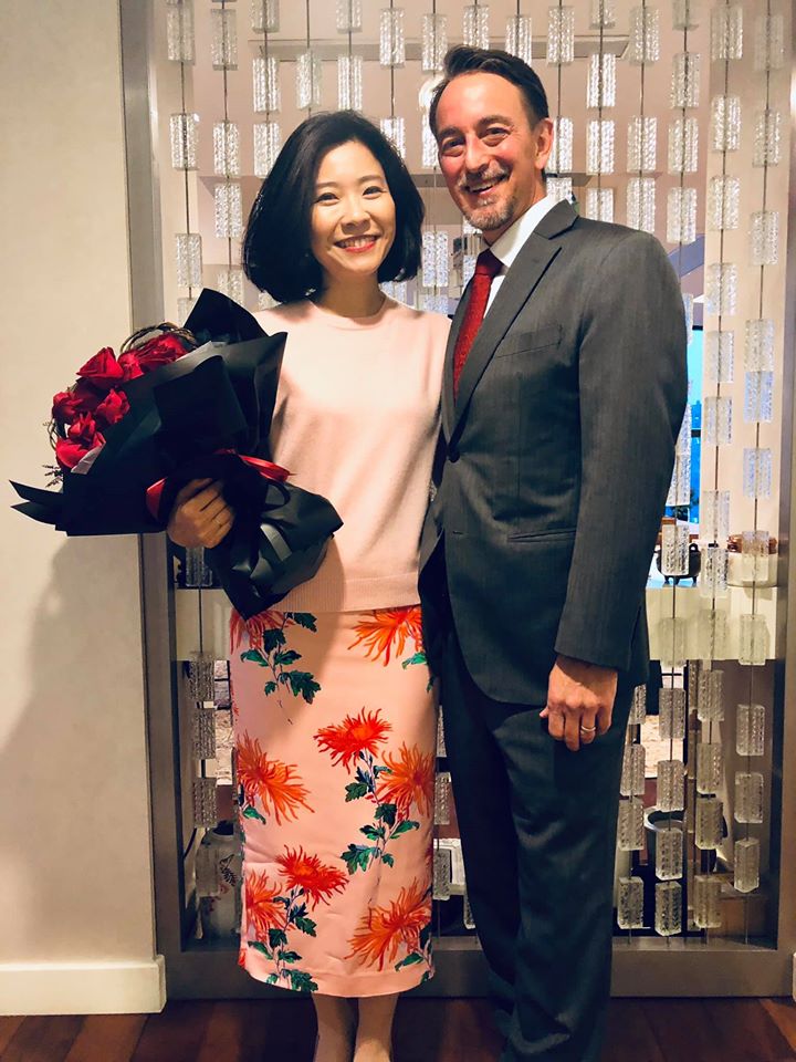 台灣美食作家莊祖宜的丈夫林傑偉，正是美國駐成都總領事。   圖：翻攝自 莊祖宜 臉書