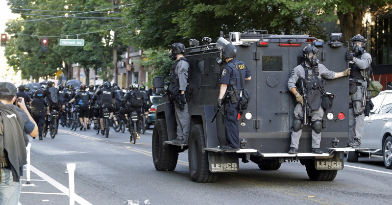 西雅圖當地員警也身穿鎮暴裝備迎戰。   圖：達志影像/美聯社