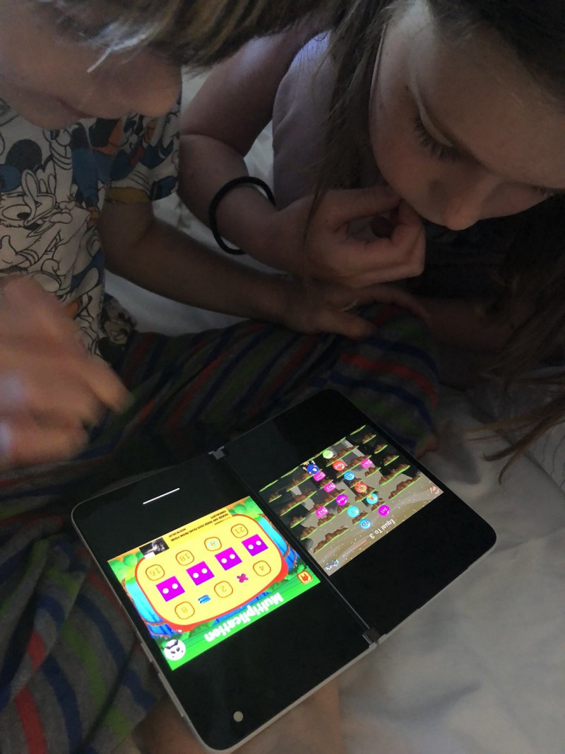 微軟副總裁Liat Benzur貼出Surface Duo的使用照，點開後畫面是兩個孩子在同一台新機的兩個螢幕上分別玩不同的遊戲。   圖：截取自微軟副總裁Liat Benzur的推特