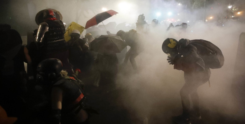 波特蘭黑命貴 (BLM) 抗議現場充斥聯邦「特工」釋放的催淚瓦斯。   圖：達志影像/美聯社