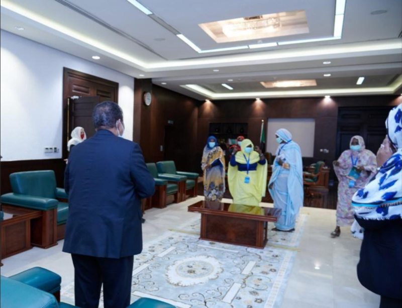 達爾富爾婦女論壇協調員代表團向蘇丹總理Abdalla Hamdok表示對達爾富爾安全局勢的看法。   圖：翻攝自Abdalla Hamdok臉書