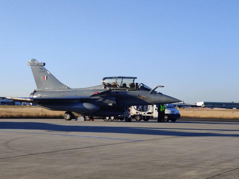 法國交付5架疾風戰機給印度，27日在法國西南部的梅尼亞克的達索基地做起飛前的準備。   圖：翻攝自印度駐法國大使館推特