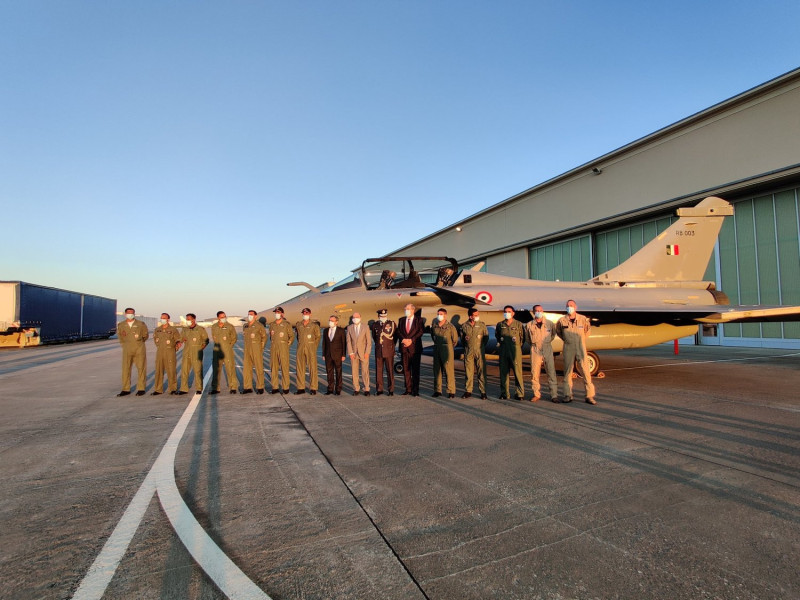 法國與印度受訓飛官在新交付的疾風戰機前合影，5架新機都由印度飛官駕駛，預定29日返回印度基地。   圖：翻攝自印度駐法國大使館推特