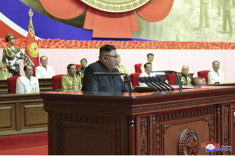 朝鮮最高領導人金正恩（前）27日出席第6屆國民警衛隊的全國老兵大會，表示朝鮮擁核才能阻止半島二次戰爭。   圖：達志影像/美聯社