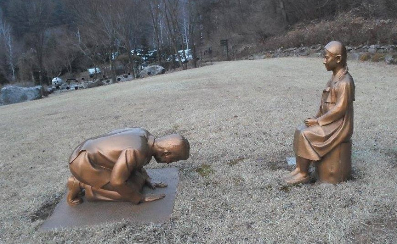 南韓自生植物園設置「男子向慰安婦下跪謝罪」雕像。   圖：翻攝自한국자생식물원臉書（資料照片）