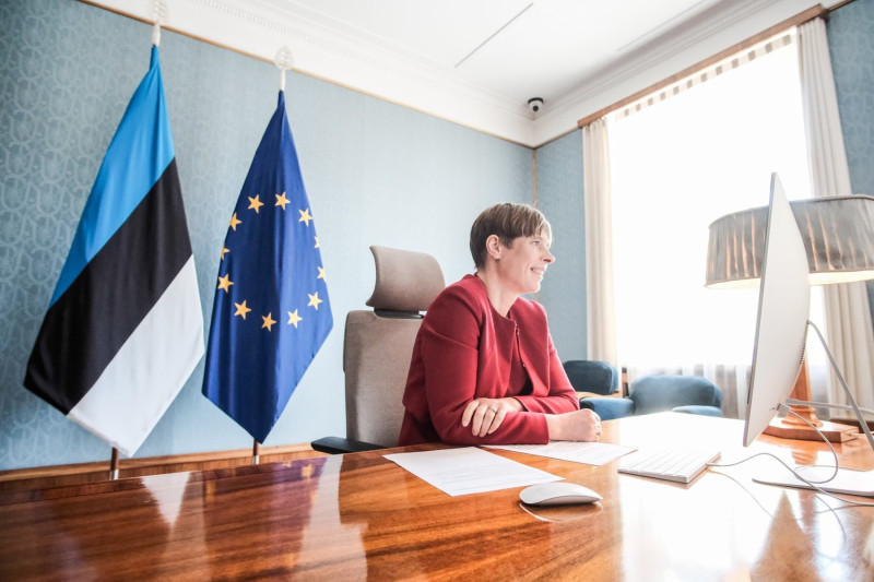 愛沙尼亞正在研擬新規，禁止電信商在網路佈建上使用有風險的設備，圖為愛沙尼亞總統Kersti Kaljulaid與藍黑白國旗。   圖：取自總統臉書