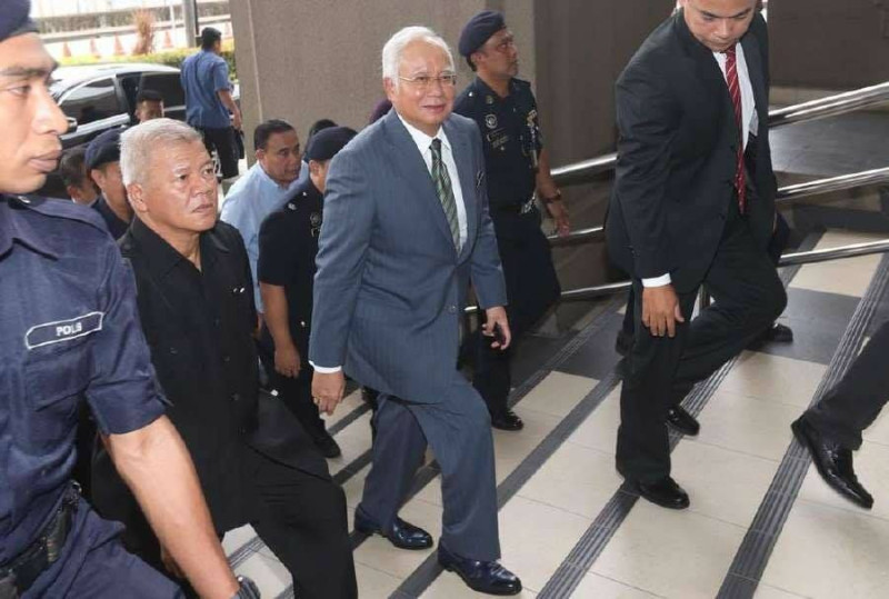 馬來西亞前首相納吉布（右二）一直對自己捲入一馬發展基金貪腐案，很有信心脫身，但事與願違。   圖：翻攝自納吉布臉書