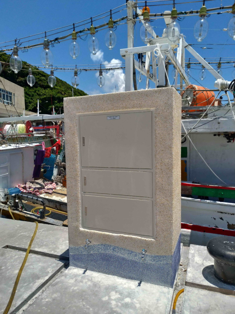 龜吼漁港的岸水岸電智慧型供給系統。    圖：新北市農業局提供