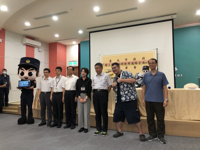 台北市政府警察局今（29）天特地召開記者會，邀請網路名人「四叉貓」示範操作線上臨時申請道路流程。   圖：台北市政府警察局提供