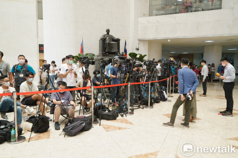 北榮大廳聚集許多媒體。   圖：張良一 / 攝