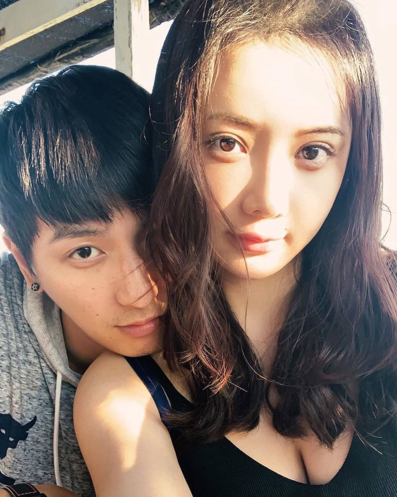 楊奇煜（圖左）大方曬出新婚妻子的合照   圖：翻攝自楊奇煜臉書