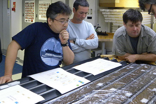 日本海洋研究開發機構主研究員諸野祐樹（左）帶領團隊，研究10年前在紐西蘭附近太平洋深海挖掘到的史前微生物。   圖：翻攝自IODP