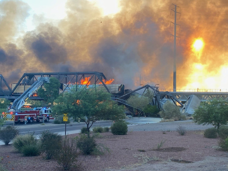 美國亞利桑那州坦佩市天普鎮湖驚傳火車出軌，造成橋樑崩塌意外，現場烈焰沖天，相當駭人。   圖：翻攝自坦佩警察局推特