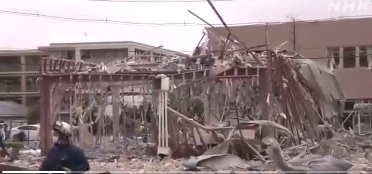今(30日)上午9時，日本福島縣郡山市一間知名連鎖火鍋店驚傳爆炸案。   圖:翻攝自NHK 推特影片。