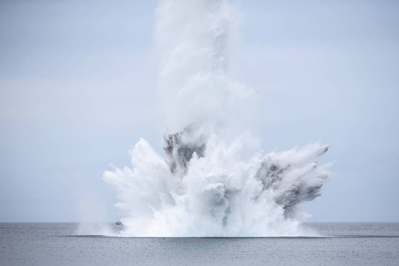 引爆瞬間海面激起巨大水花。   圖：取自國防部發言人臉書