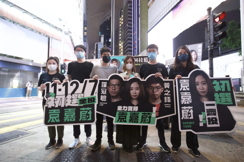 七月中旬香港立會初選前，香港民主派黃之鋒等人在街上宣傳。   圖：截取自黃之鋒個人臉書