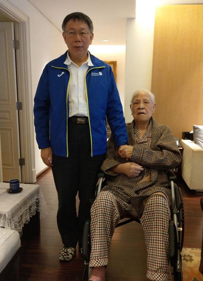台北市長柯文哲30日晚間在個人臉書放上一張自己與李登輝的合照，表達哀悼之意。不料，照片中的李登輝身穿睡衣、一臉憔悴，立即引起社會大眾撻伐，認為柯文哲對死者不敬。   圖：擷取自柯文哲臉書