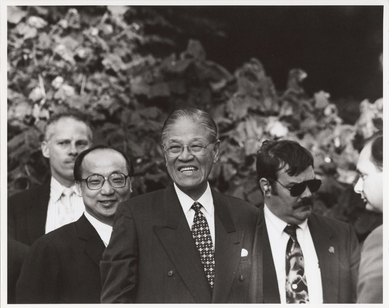 前總統李登輝（中）1995年6月成功踏上美國土地，訪問母校康乃爾大學，寫下歷史新頁，左二為時任新聞局局長的胡志強。   圖：翻攝自康乃爾大學官網