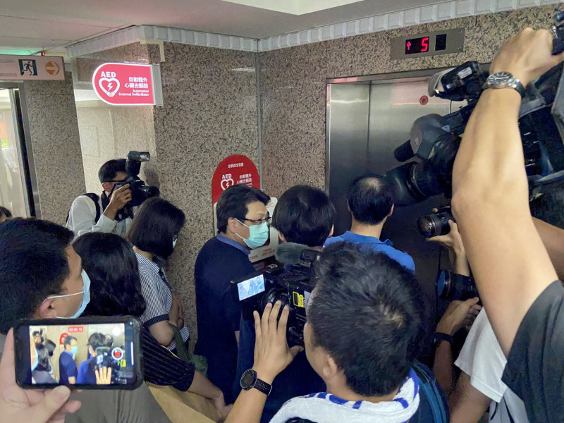 檢調今天搜索國會辦公室後，一行人將搭電梯離去   圖：民眾提供