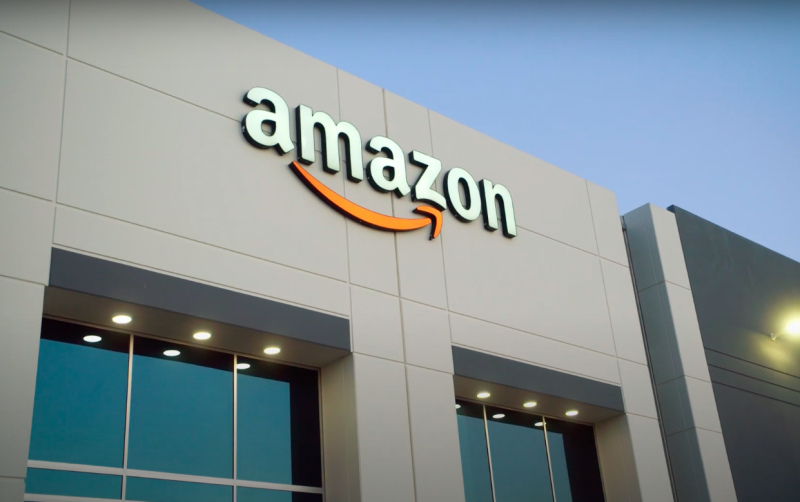 電商龍頭亞馬遜（Amazon）在英國面臨10億美元(約320億台幣)集體訴訟，指控該公司使用一種「秘密」演算法濫用其在線上市場的主導地位，偏愛自己的產品。   圖：擷取自Amazon Youtube（資料照）