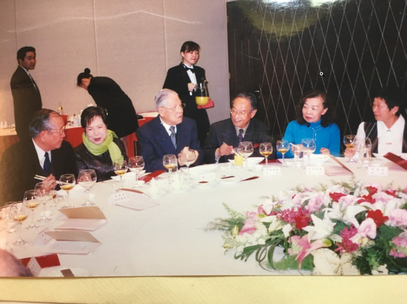 慶賀奇美實業創辦人許文龍生日，照片左起為黃昭堂（左一）、曾文惠、李登輝、中鳩教授、中鳩夫人、何康美（右一）。   圖：何康美／提供