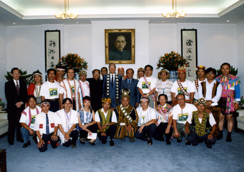1994年7月1日李前總統接見原運代表 支持原住民族正名運動。   圖：原民會提供