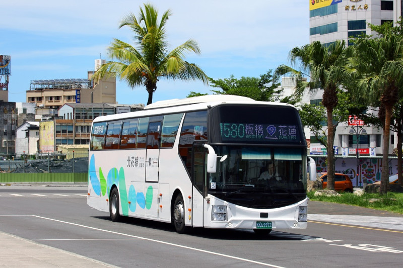 首都客運「『1580』板橋－花蓮」國道客運路線，8月推出單人來回優惠方案。   圖：首都客運提供