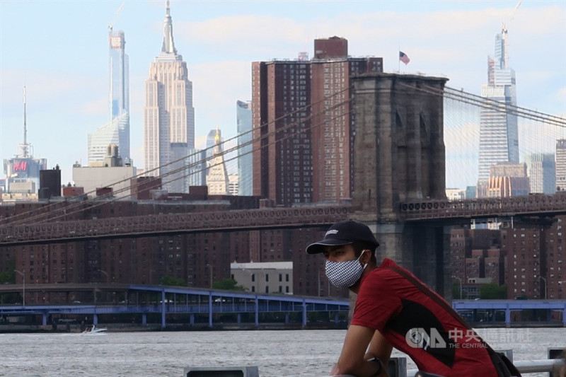 圖為紐約市布魯克林大橋公園民眾配戴口罩。   圖/中央社