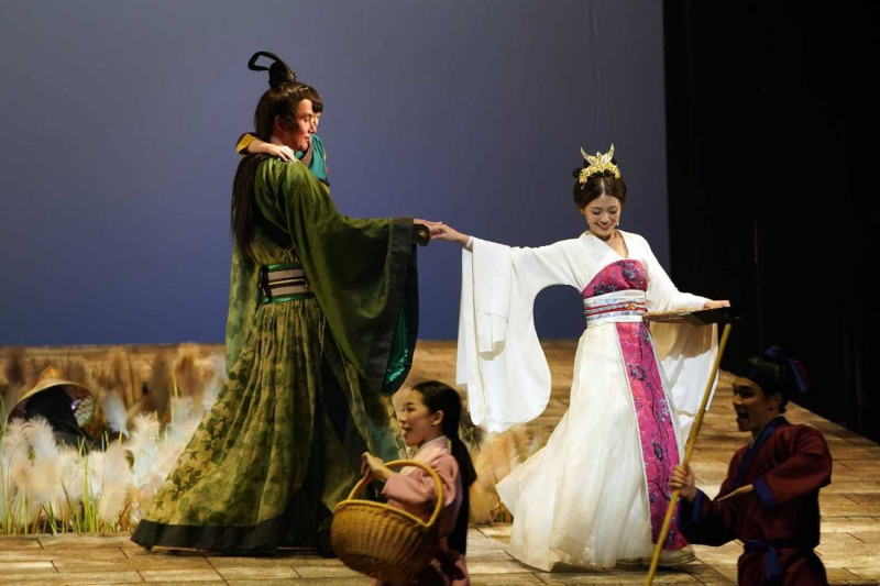 黃志瑋(左)在《賽貂蟬》中飾演關公，卓文萱(右)飾演貂蟬，在劇中他們是一見鍾情的夫妻。   圖：全民大劇團/提供