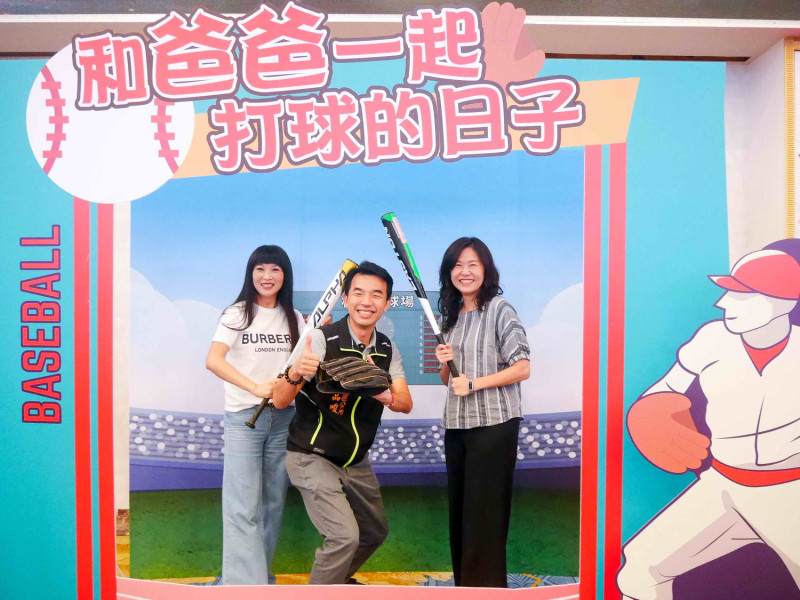 新北市議員蔡淑君（左起）、林口區長藍品畯及民政局副局長楊薏霖，在林口區模範父親表揚活動，也以棒球風玩起角色扮演秀。   圖：林口區公所提供