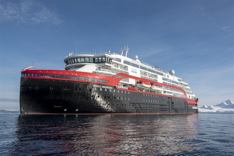挪威「阿蒙森號」郵輪爆發群聚感染，有36名船組員接受武漢肺炎檢測呈現陽性。   （圖取自facebook.com/msroaldamundsen）