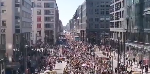 在當地時間1日，有數萬的德國人走上德國首都柏林街頭抗議政府採取的防疫措施。   圖：擷取自推特