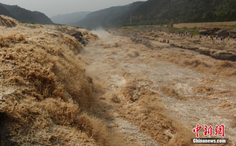 中國氣象局在今天 (5日)針對黃河流域發布水患緊訊。黃河壺口瀑布流量創新高。   翻社中國官媒「中新社」