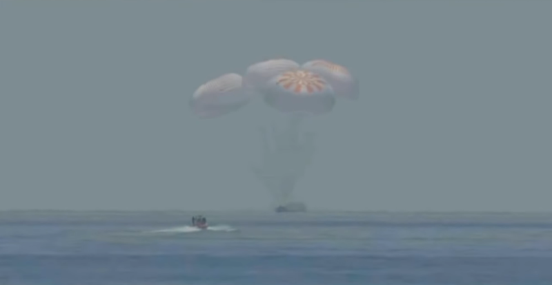 SpaceX太空船「飛龍奮進號」(Crew Dragon Endeavour)，昨日以降落傘「濺落」方式降落在佛羅里達州彭薩科拉的外海。   圖：擷取自NASA Youtube