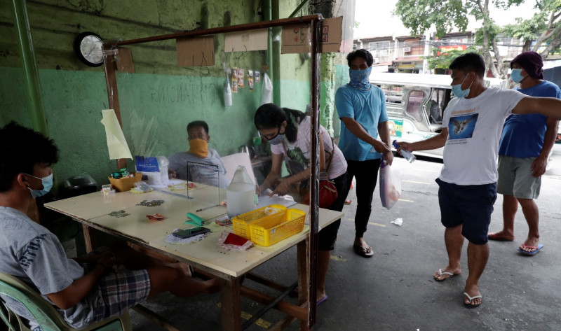 菲律賓馬尼拉民眾正在排隊檢驗武漢肺炎   圖:AP IMAGES