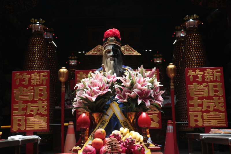 新竹都城隍廟每年農曆七月初一都會舉辦夯枷儀式，吸引數千位信眾前來朝聖，已經成為新竹當地特色祭典。   圖：新竹市政府／提供