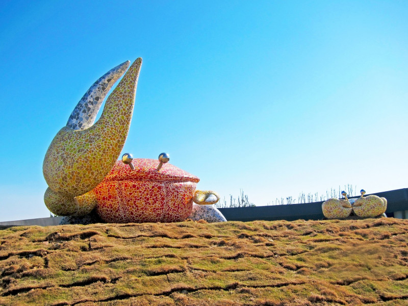 「溫柔海岸線」公共藝術作品《美麗的蟹逅》。   台中市政府文化局/提供