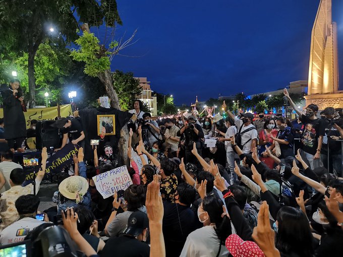 泰國再爆反政府示威，約200名抗議者在曼谷罕見提出要求泰王自我改革，6名領導人輪流發言。   圖：翻攝自Prachatai English推特