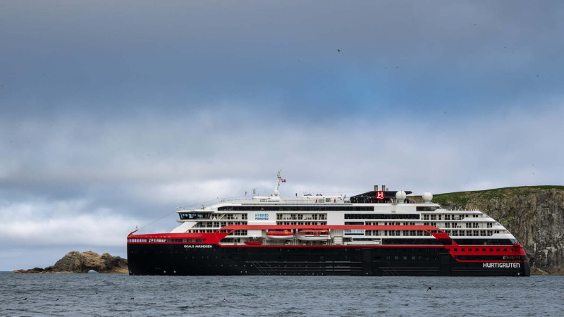 「阿蒙森號」爆出有36名船員及5名乘客確診，這讓挪威當局相當緊張，立即下令自當地時間3日起禁止搭載百人以上的郵輪在挪威港口停靠、下船。   圖：翻攝自MS Roald Amundsen臉書