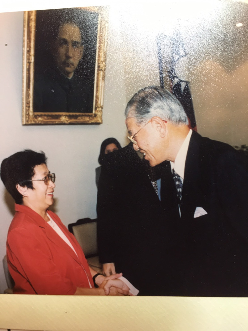 1995年台獨聯盟中央委員何康美主持一項台灣發展經驗國際研討會，時任總統李登輝趨前握手致意。   圖：何康美／提供