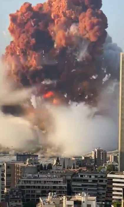 黎巴嫩首都貝魯特港口地區4日發生重大爆炸意外，現場冒出巨大的紅色蘑菇雲直衝天際。   圖：翻攝自推特