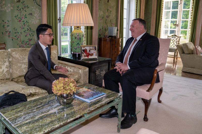 美國國務卿蓬佩奧（右）今年7月下旬曾會晤香港前議員羅冠聰，2人一對一討論了20分鐘關於香港問題，以及應對中國共產黨威權擴張。   圖：翻攝自羅冠聰臉書