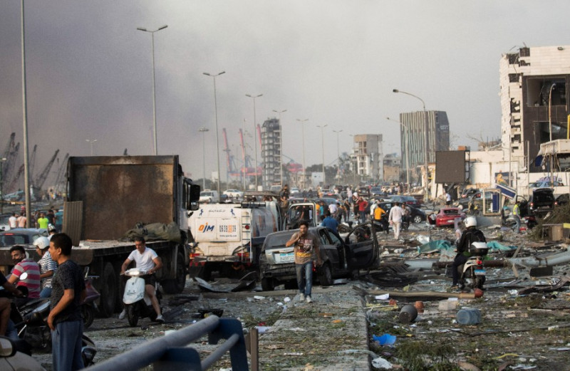 黎巴嫩首都貝魯特港口4日發生大爆炸，爆炸震波造成附近辦公大樓玻璃全碎，至少造成78死4千傷。   圖：達志影像/美聯社
