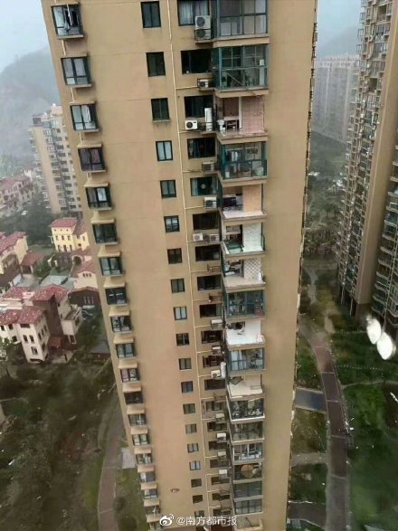 颱風侵襲浙江省，多棟高樓住戶受災，有的落地窗遭整面吹走。   翻攝自「南方都市報｣官方微博