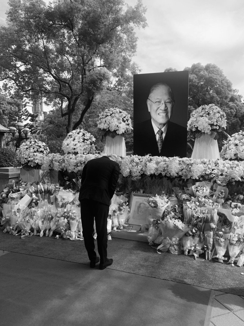 法國駐台代表公孫孟今前往台北賓館悼念前總統李登輝。   圖：翻攝法國在台協會臉書