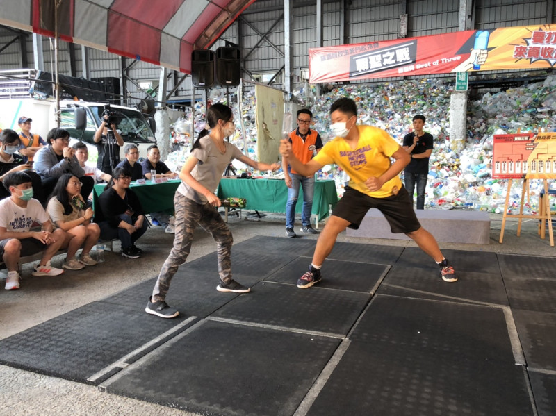 「羅馬競技生死鬥校外賽-朝聖之戰」對戰中女選手表現出靈巧不讓鬚眉的精神，並勇於參戰。    圖：新北市環保局提供