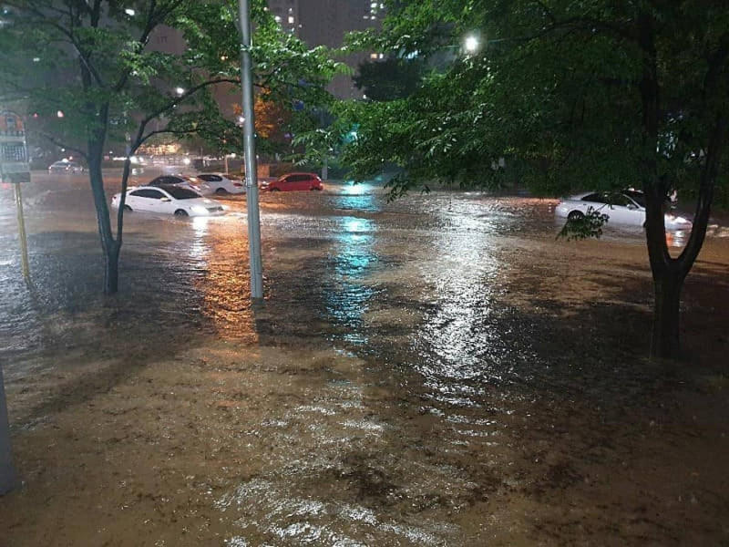 南韓正遭受7年來最長雨季的侵襲，多個城市都淹大水造成傷亡。   圖：翻攝自釜山警察臉書