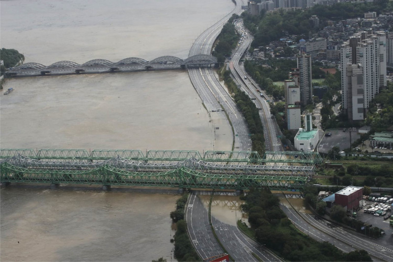 8月6日，漢江附近的一條主要道路的一部分因大雨而被洪水淹沒。   達志影像/美聯社
