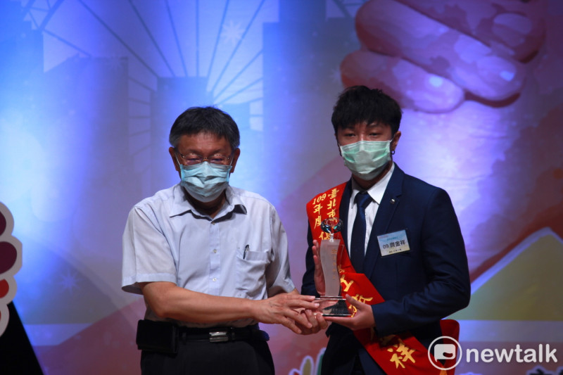 台北市長柯文哲頒獎給日前在颱風天因公殉職的水利處齊姓技工之子。   圖：周煊惠 / 攝
